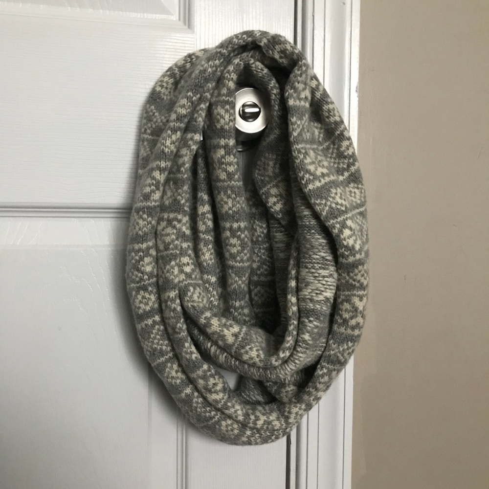 GAP new infinity winter scarf grey and cream wool